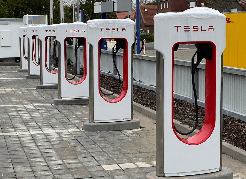 Tesla-E-Ladestationen bei Grünhoffs Backstuuv.jpg